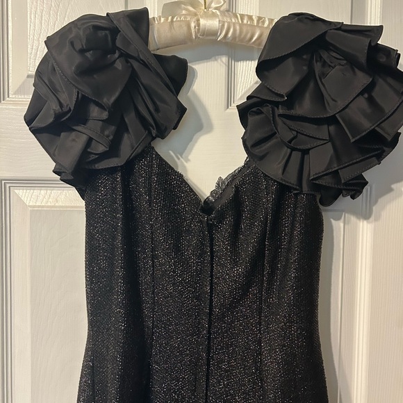 Elegant Black Ruffled Evening Dress - Picture 3 of 6